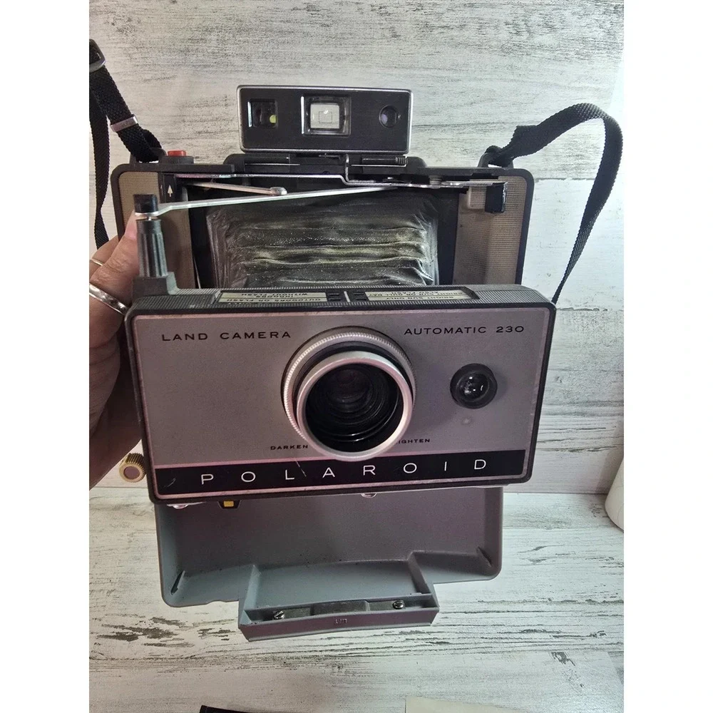 Vintage Polaroid Automatic 230 Land Camera Folding Bellows 1967 with Cold Clip
